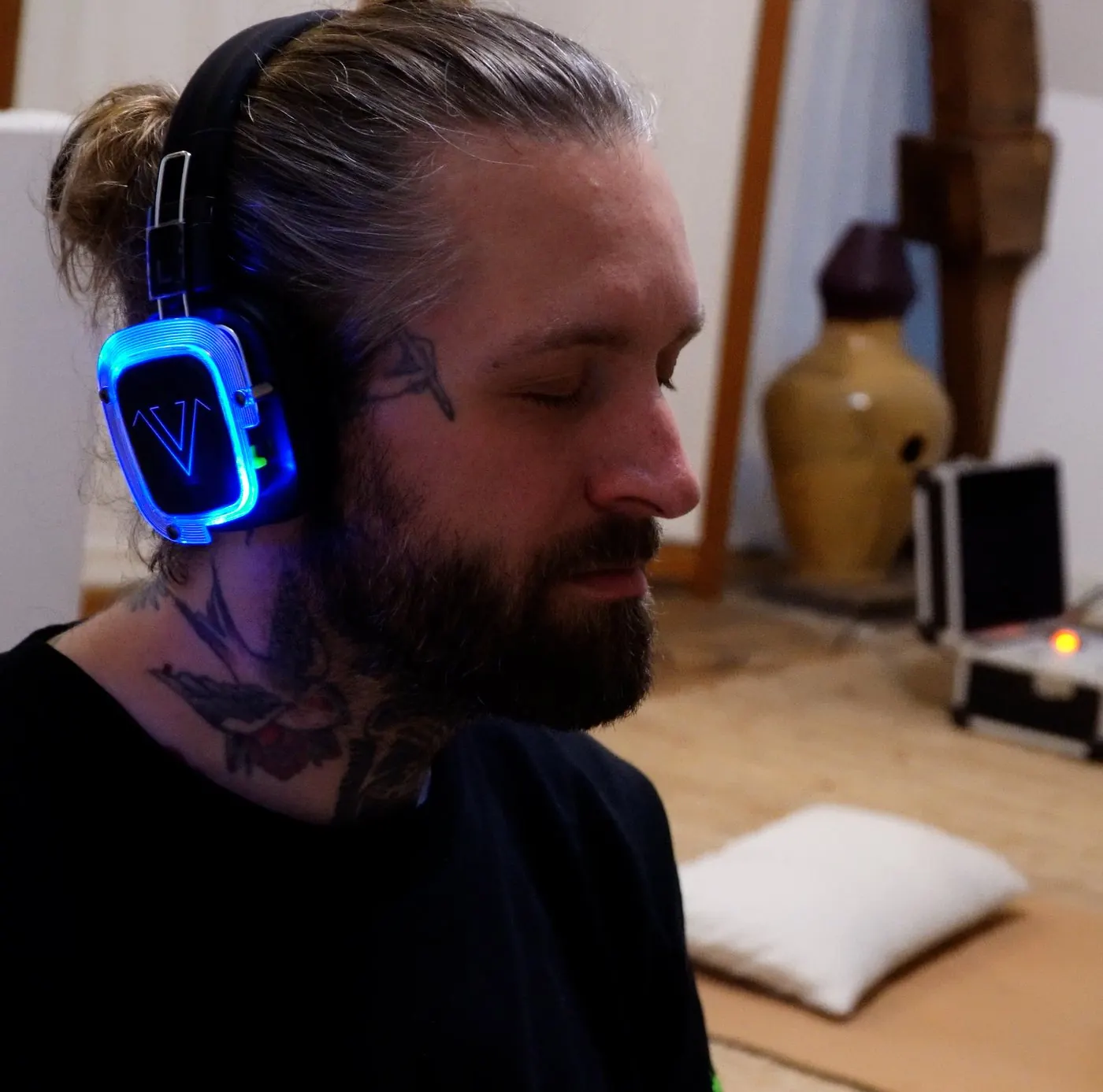 Maarten in het frequentieveld, met hoofdtelefoon en veldtechnologie